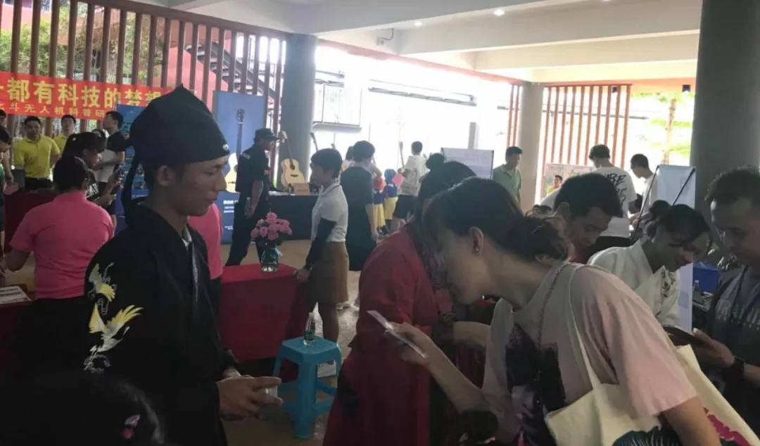前来参与活动的群众 